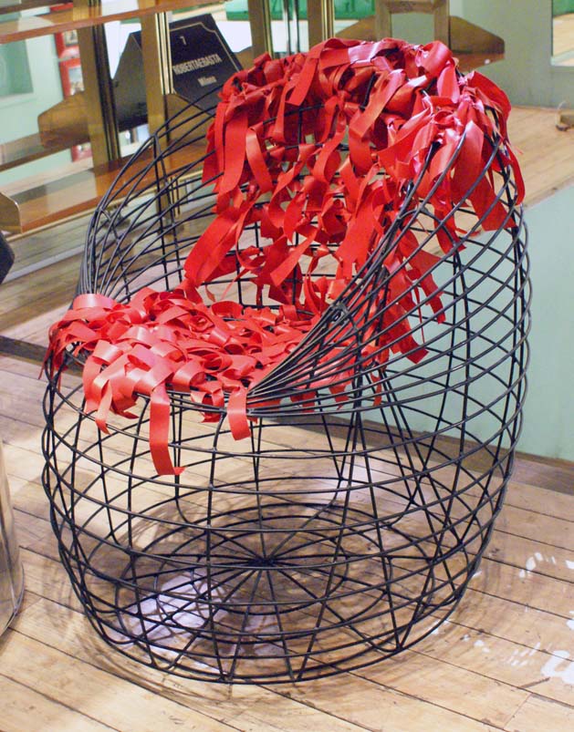 Anacleto spazzapan: Poltrona Design Wire nere e rosse del XX Secolo Opera d'arte esemplare - Robertaebasta® Art Gallery opere d’arte esclusive.